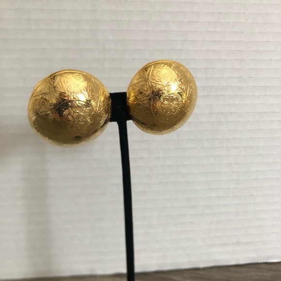 Vtg Gold Embossed Dome Clip On Earrings - Picture 2 of 10